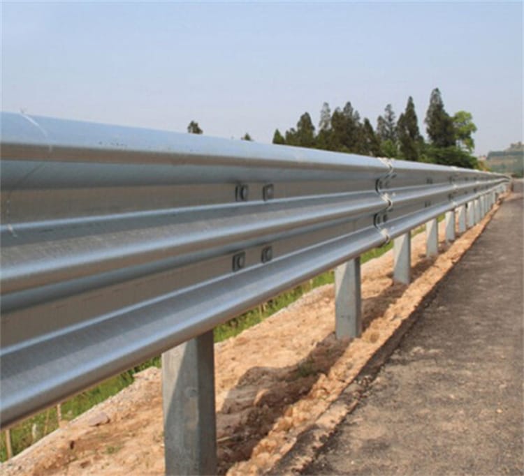 新型護(hù)欄板的產(chǎn)品優(yōu)點(diǎn)
                  