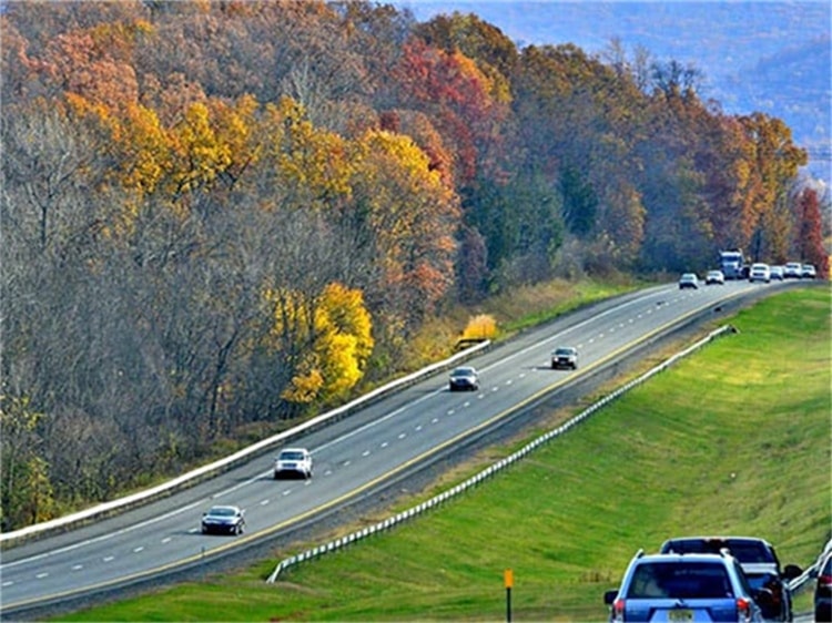 波形護(hù)欄板安裝情況之中國(guó)與外國(guó)相比較有哪些區(qū)別