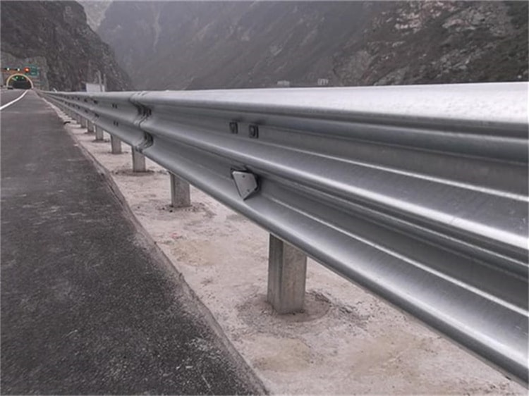 波形護欄板多少錢一米？常見規(guī)格波形護欄價格